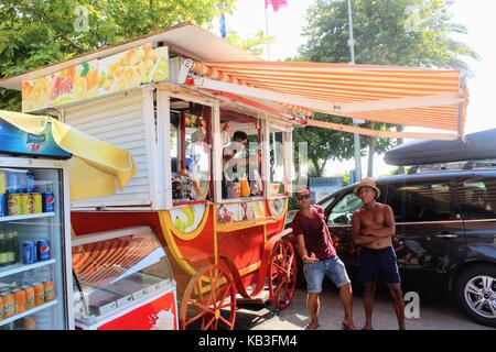 Ein Kiosk mit frischen Säften und kohlensäurehaltige Getränke, die auf der Straße der Stadt (Alanya, Türkei) im Juli 2017. Stockfoto