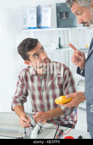 Junge Menschen lernen mit einem Multimeter zu kalibrieren Stockfoto