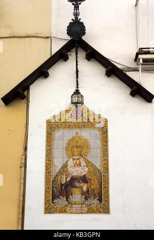 Sevilla, Spanien - 16. MÄRZ 2014: Maria Santisimo de la Konzeption. Diese Gestaltungsarbeit auf keramischen Fliesen können auf der Fassade der Kirche in der Calle gefunden werden Stockfoto