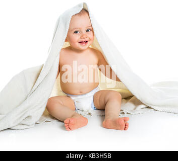 Baby unter einem Handtuch. auf weißem Hintergrund Stockfoto