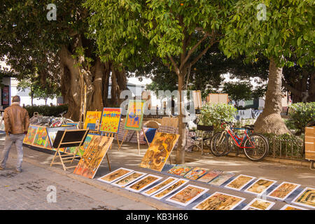 Sevilla, Spanien - 16. MÄRZ 2014: Auf dem Platz in der Nähe des Museums der Schönen Künste mehrere Künstler zeigen ihre Bilder jeden Sonntag. Foto auf März genommen Stockfoto