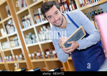 Sommelier ist Schreiben Menü auf der Platine Stockfoto