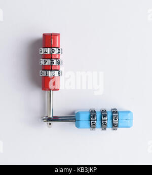 Blau und Rot Kombi-vorhängeschlösser Stockfoto