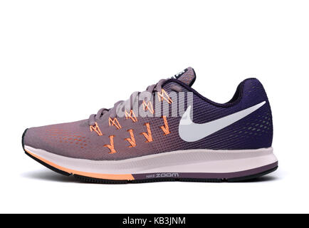 Lila und orange Nike Pegasus 33 Laufschuh auf weißem Hintergrund Stockfoto