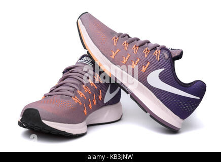 Lila und orange Nike Pegasus 33 Laufschuhe Ausschnitt auf weißem Hintergrund Stockfoto