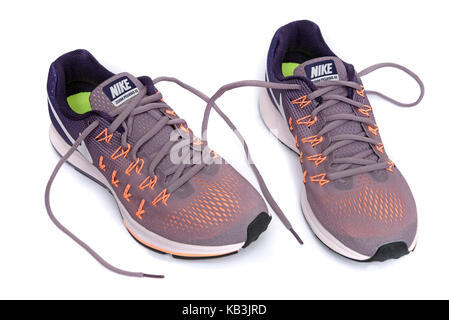 Lila und orange Nike Pegasus 33 Laufschuhe Cut-out auf weißem Hintergrund Stockfoto