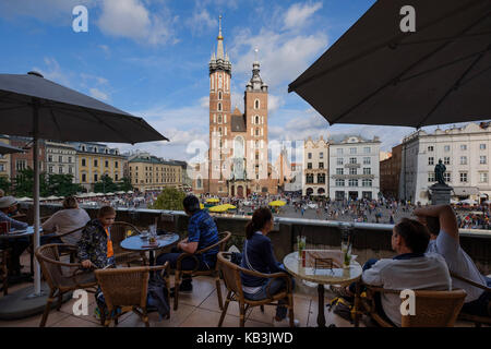 Kirche Unserer Lieben Frau in den Himmel, aka Saint Mary's Basilica, gesehen vom Cafe Szał Terrasse in Krakau, Polen, Europa Stockfoto