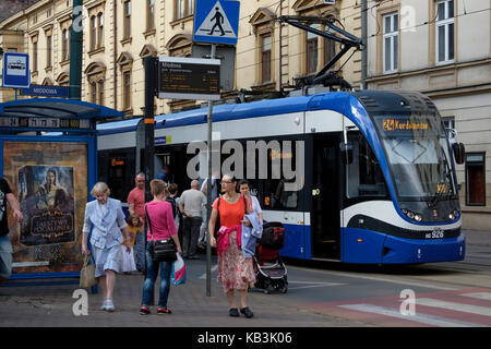 Straßenbahn auf den Straßen von Krakau, Polen, Europa Stockfoto