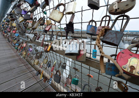 Die Schlösser der Vater Bernatek Fußgängerbrücke in Krakau, Polen, Europa Stockfoto