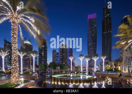 Uae, Dubai, Dubai Marina, hohe Gebäude einschließlich der Twisted cayan Tower, Dämmerung Stockfoto