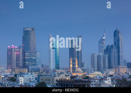 Uae, Dubai, Jumeirah, Wolkenkratzer an der Sheikh Zayed Road, die Skyline von Jumeirah, Dämmerung Stockfoto