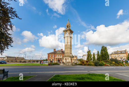 Die Albert Clock Tower, ein historisches Wahrzeichen, vor dem North Devon Museum, auf dem Platz, Barnstaple, der wichtigsten Stadt von North Devon, England Stockfoto