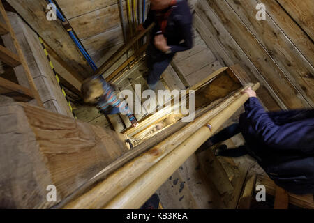 Menschen über die hölzerne Treppe das Salzbergwerk Wieliczka, Polen, Europa zu sinken Stockfoto