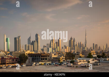 Uae, Dubai, Jumeirah, Wolkenkratzer an der Sheikh Zayed Road, die Skyline von Jumeirah, Dämmerung Stockfoto
