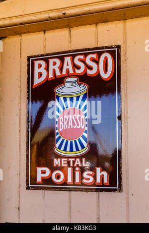 Vintage Emaille Brasso Metall Politur in East Sussex Railway heritage Steam Railway, Tenderden Town Station, Kent, South East England, Großbritannien Stockfoto