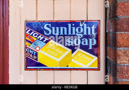 Vintage Emaille Sunlight Soap in East Sussex Railway heritage Steam Railway, Tenderden Town Station, Kent, South East England, Großbritannien Stockfoto