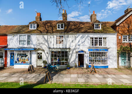 Peggotty's Tea Shoppe, traditionelle Schindeln (weatherboarded) Gebäude, Tenterden High Street, Kent, South East England, Großbritannien Stockfoto