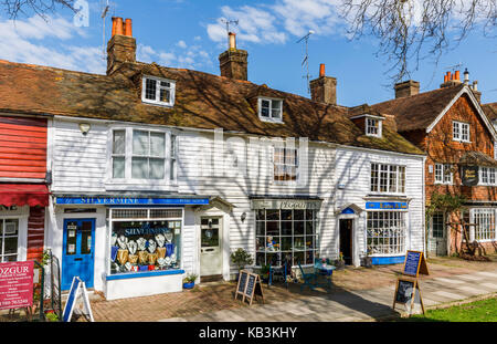 Geschäfte und Cafés einschließlich peggotty's Tea Shoppe, traditionelle Schindeln (weatherboarded) Gebäude, Tenterden High Street, Kent, South East England, Großbritannien Stockfoto