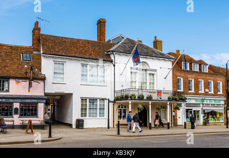 Street Scene, High Street, Tenderden, Kent, South East England, Großbritannien, darunter auch das alte Rathaus und das Woolpack Hotel Stockfoto