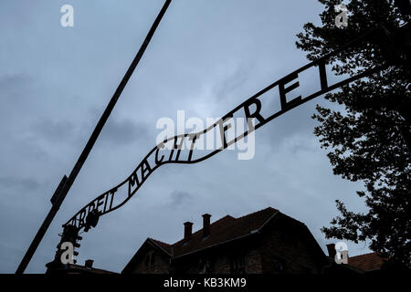 Arbeit macht frei Schild am Eingangstor von Auschwitz im zweiten Weltkrieg NS-Konzentrationslager, Polen Stockfoto