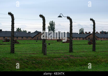 Wohn Baracken hinter dem Stacheldraht Zäune in Auschwitz II Birkenau Konzentrationslager, Polen Stockfoto