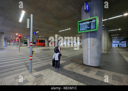 Passagier an Bord während der Zeitplan für ein Bus am Hauptbahnhof Wien, Wien, Österreich, Europa warten Stockfoto