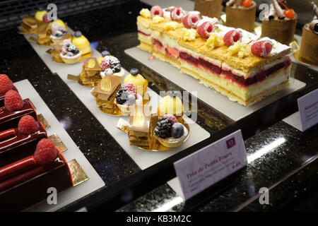 Kuchen und Süßigkeiten Showcase im Café Central, Wien, Österreich, Europa Stockfoto