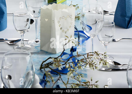 Tabelle für Dinner Party in Weiß und Blau Stockfoto