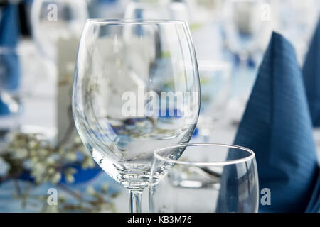 Tabelle für Dinner Party in Weiß und Blau Stockfoto