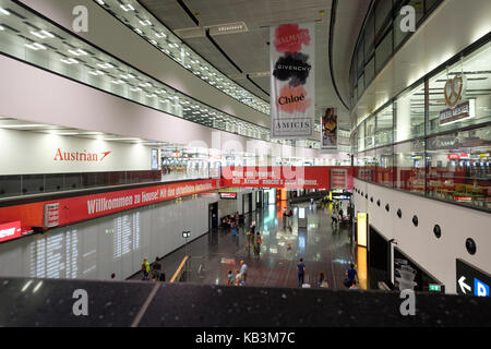 Vor der Ankunftshalle des Vienna International Airports Stockfoto