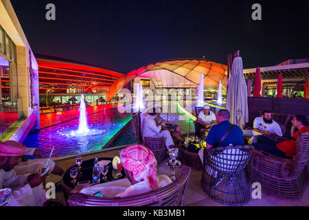 , Abu Dhabi, VAE Yas Island, Yas Mall und die Ferrari World amusement park, Cafés im Freien Stockfoto