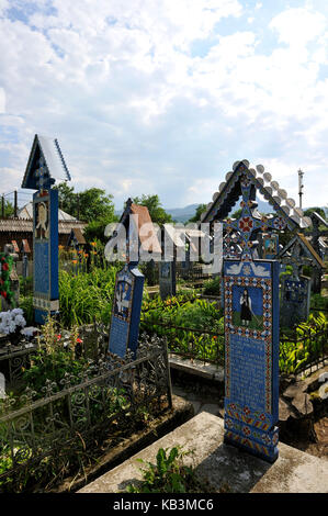 Rumänien, maramures Region, Karpaten, in der Nähe von Baia Mare, farbenfrohe Friedhof von Sapanta Stockfoto