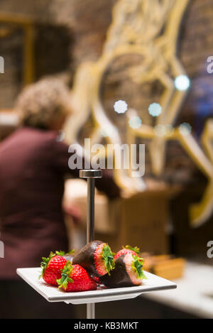Belgien, Brügge, belgische Pralinen Shop, in Schokolade getauchte Erdbeeren Stockfoto