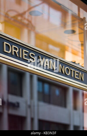 Belgien, Antwerpen, Zeichen für die Flagship Store von Antwerp Six Star belgischen Modedesigner Dries Van Noten Stockfoto