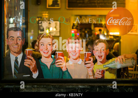 Belgien, Brüssel, vintage Coca-cola Schild an Cafe, Abends Stockfoto