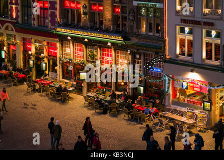 Belgien, Brügge, dem Markt, erhöhte Ansicht des Marktplatzes Gebäude, Dämmerung Stockfoto