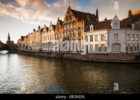 Belgien, Brügge, am Kanal gelegenes Gebäude, Sonnenuntergang Stockfoto