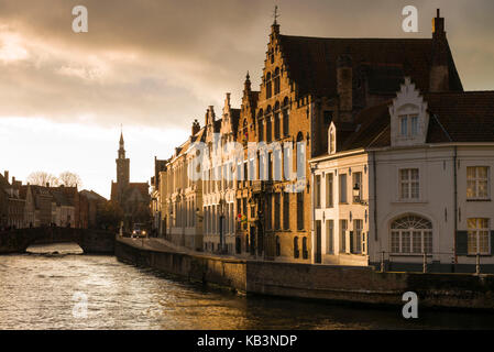 Belgien, Brügge, am Kanal gelegenes Gebäude, Sonnenuntergang Stockfoto