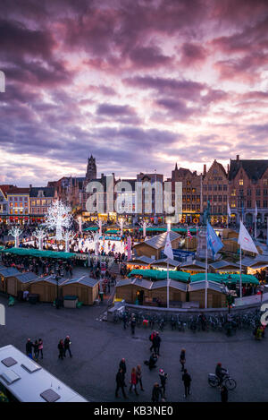 Belgien, Brügge, dem Markt, erhöhte Ansicht des Marktplatzes Gebäude und im Winter eine Eislaufbahn, Dämmerung Stockfoto