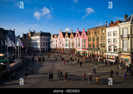 Belgien, Brügge, dem Markt, erhöhte Ansicht des Marktplatzes Gebäude Stockfoto