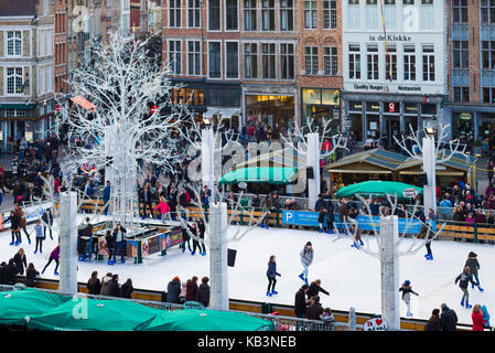 Belgien, Brügge, dem Markt, erhöhte Ansicht der Winter Eislaufplatz Stockfoto