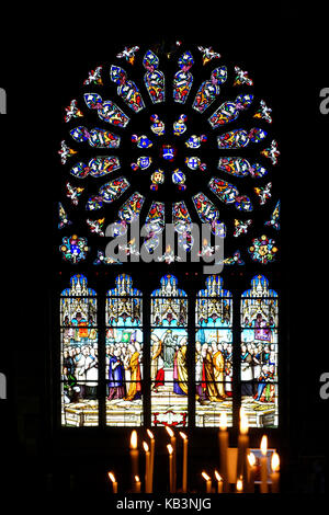 Frankreich, Finistere, Le Folgoet, Basilika Notre-Dame du Folgoet, Glasmalerei des Cross chapell Stockfoto