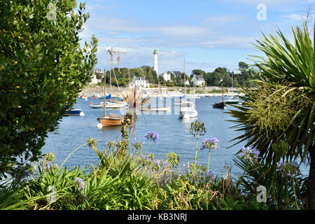 Frankreich, finistere, Benodet, Sainte Marine Hafen auf Fluss Odet, Benodet auf dem Ufer Stockfoto