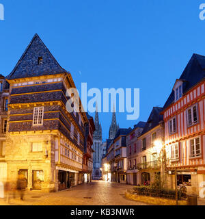 Frankreich, finistere, Quimper, kereon Street und St. Corentin Kathedrale Stockfoto