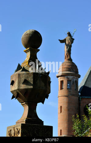 Frankreich, Bas Rhin, Mont St Odile, Kloster Sainte Odile, geografische Sonnenuhr mit 24 Gesichtern und Statue des Heiligen Odile Stockfoto