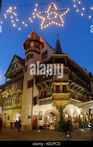 Frankreich, Haut Rhin, Colmar, Weihnachten Dekoration an der Rue des marchands, pfister Haus Stockfoto