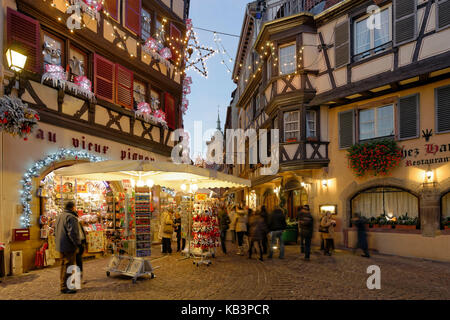 Frankreich, Haut Rhin, Colmar, Weihnachten Dekoration an der Rue des marchands Stockfoto