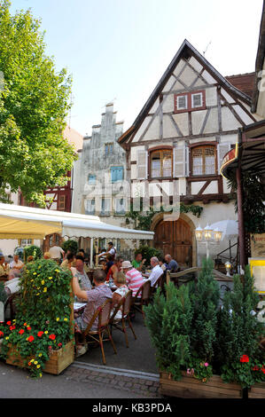 Frankreich, Haut Rhin, Elsass Weinstraße, Eguisheim Dorf, gekennzeichnet Les Plus Beaux Dörfer de France (die schönsten Dörfer Frankreichs), Restaurant Stockfoto