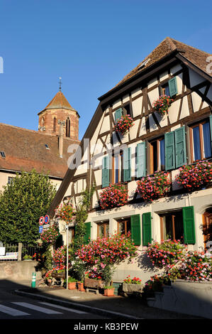 Frankreich, Bas Rhin, Rosheim Village, General de Gaulle Street, St-Pierre und St-Paul römische Kirche Stockfoto