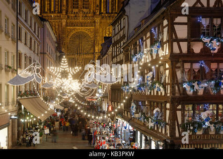 Frankreich, Bas Rhin, Straßburg, Altstadt zum Weltkulturerbe der UNESCO, Weihnachtsdekoration, Rue Strasse Mercière und der Kathedrale Notre Dame Stockfoto